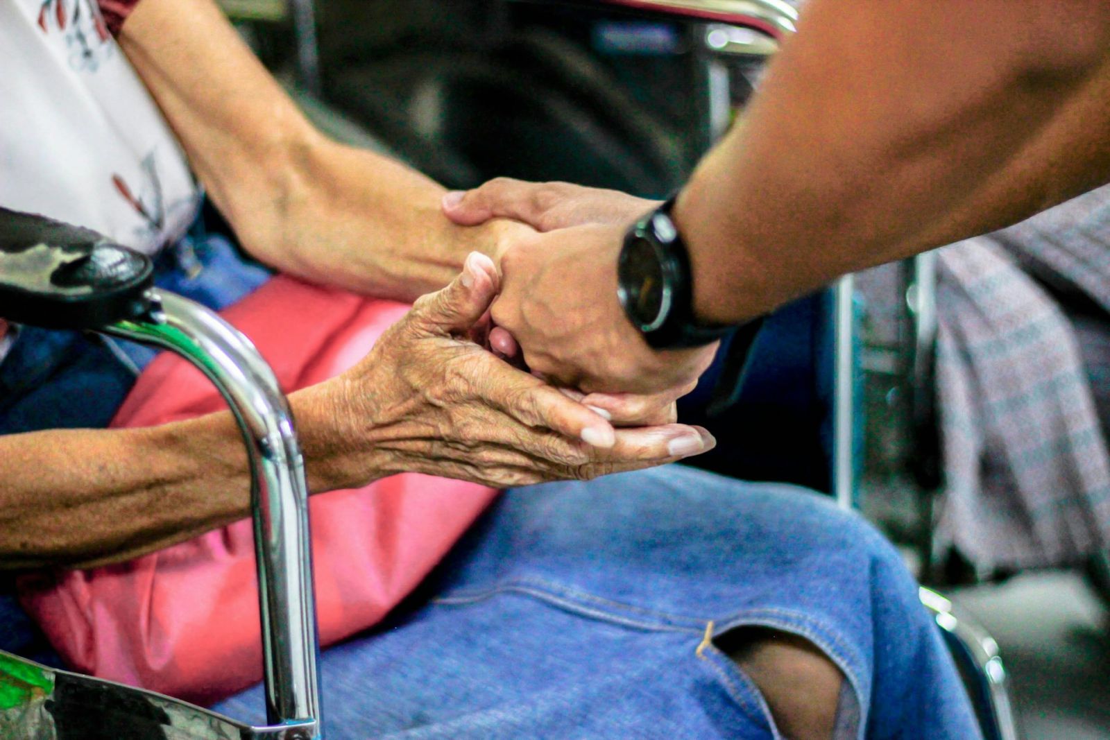Arzt reicht Patient die Hand